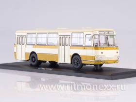 Ликинский автобус 677М, 1978 г., бело-жёлтый